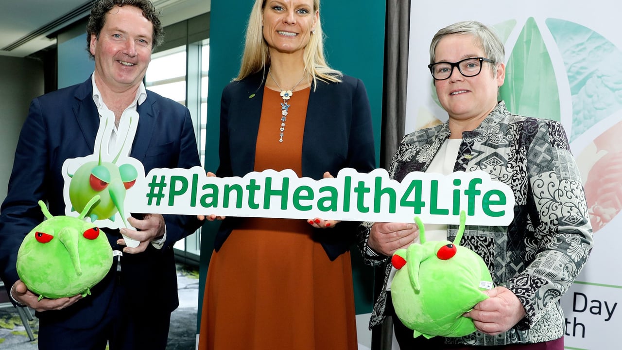 (L-R) Diarmuid Gavin, garden designer, Minister Pippa Hackett and Louise Byrne, chief plant health officer for Ireland at the launch of a new European-wide plant health campaign
Source: EFSA