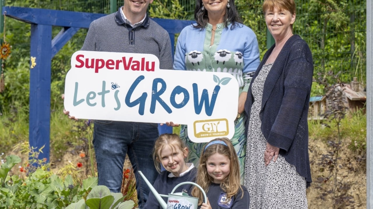 (L-r) Peter Keane of SuperValu, Nagle Rice National School principal, Aileen O’Dowd and teacher Jan Kerins with Cara and Millie from the winning class. Image: Nick Cavanagh