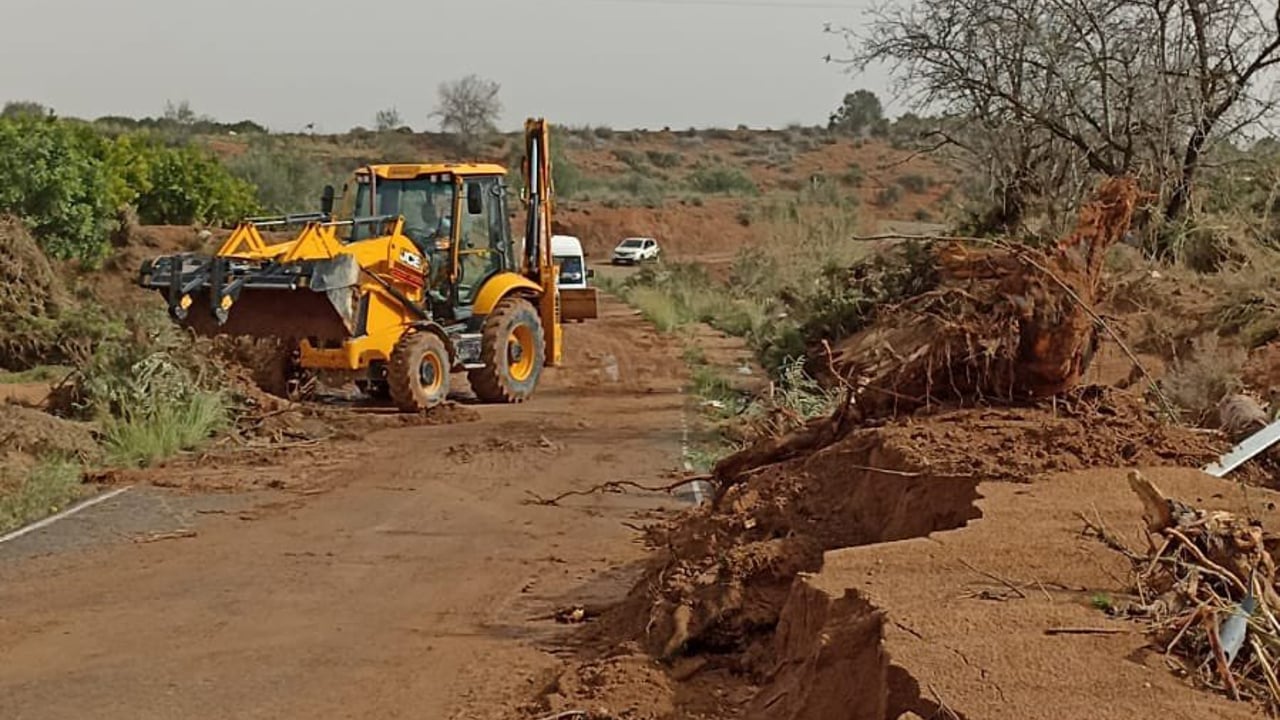 Spanish farmers helping authorities to clear flash flood damage