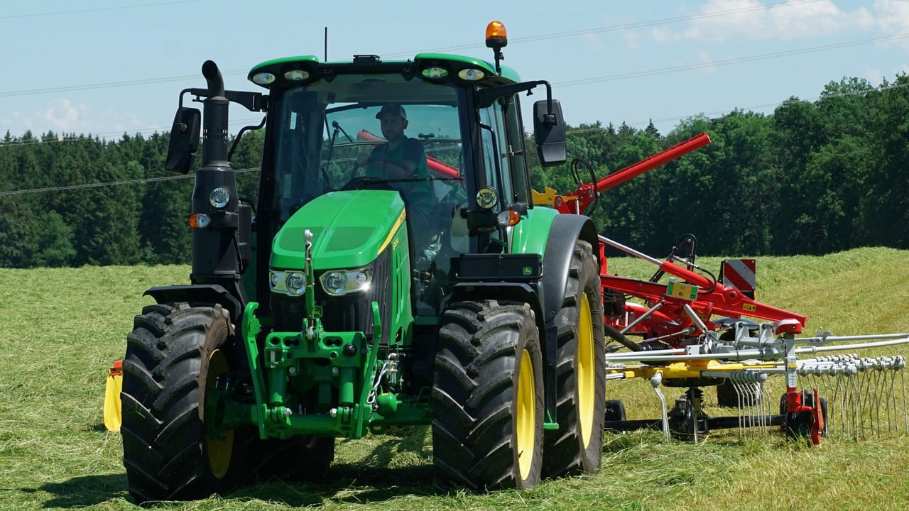 John Deere: Profits plunge as accounting year closes