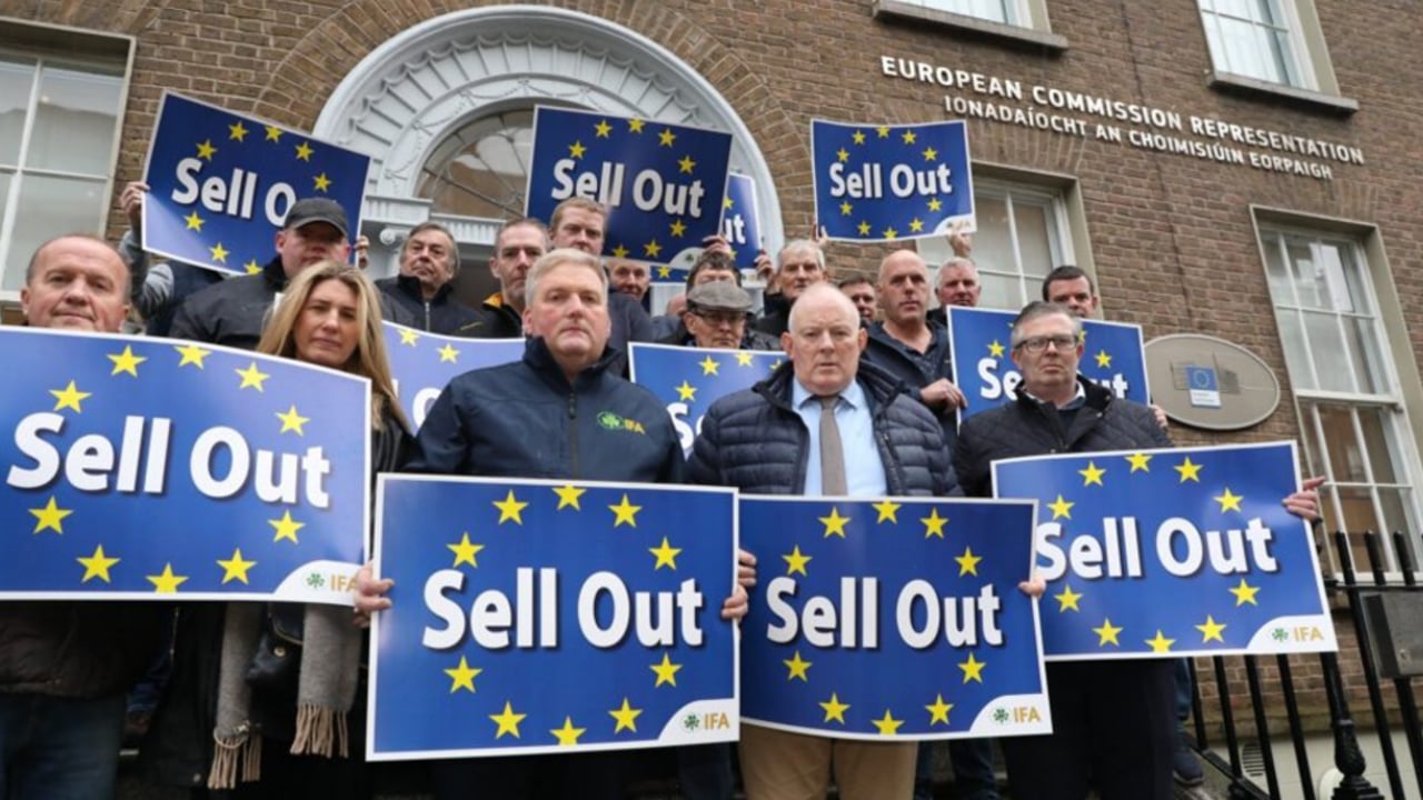 IFA representatives including president Francie Gorman handing in a Mercosur protest letter to the EU Commission office in Dublin Source: IFA