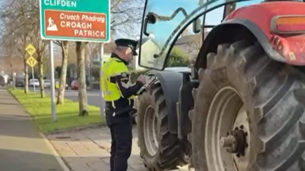 Gardaí stop tractor in Westport Source: An Garda Síochána Mayo