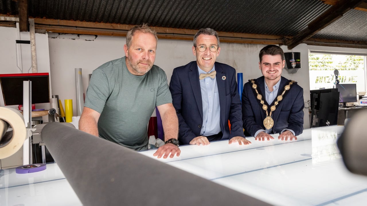 DAERA Minister Andrew Muir (centre) pictured with Andrew McAlpine, McAlpin Signs and Mayor of Lisburn and Castlereagh City Council, Cllr. Kurtis Dickson