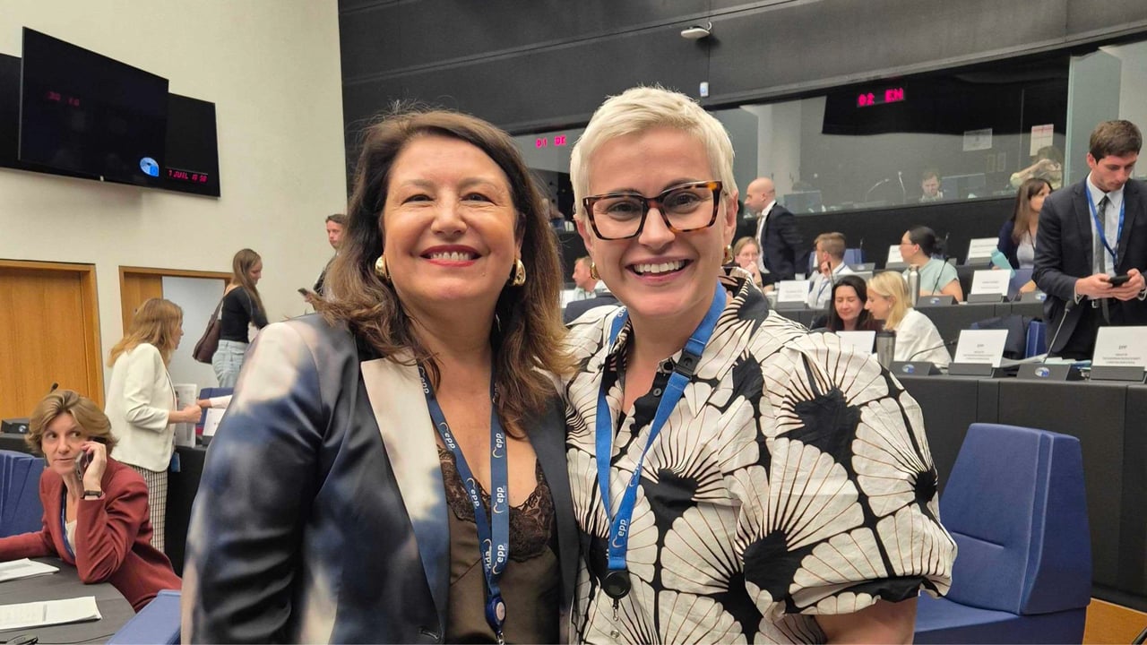 Irish MEP Maria Walsh (right) with EPP MEP Carmen Crespo Diaz