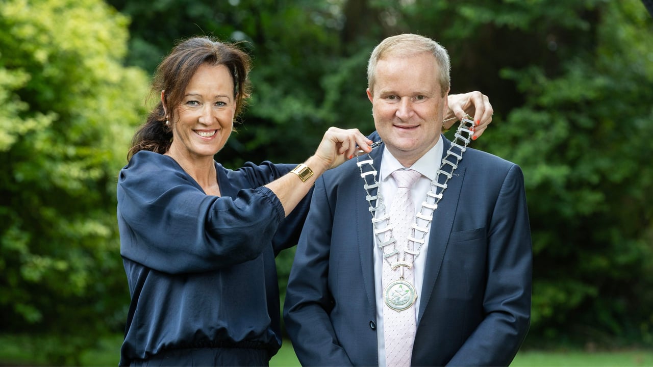 Dale Crammond, new president of the Agricultural Science Association (ASA) receiving the chain of office from outgoing president Susan Maher 
Photo: Finbarr O’Rourke 
