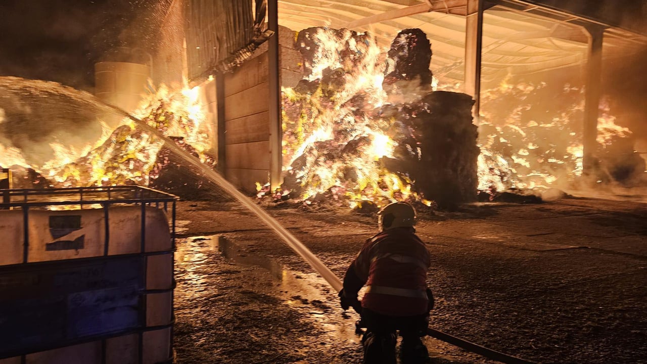 Cambridgeshire Fire and Rescue Service battle blaze of around 300t of straw. Source: Cambridgeshire Fire and Rescue Service 