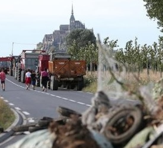 French farmers block roads as '25,000 face bankruptcy'