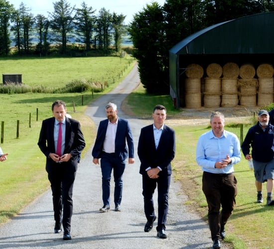 Farm Zero C: Minister visits 'climate-neutral dairy' project