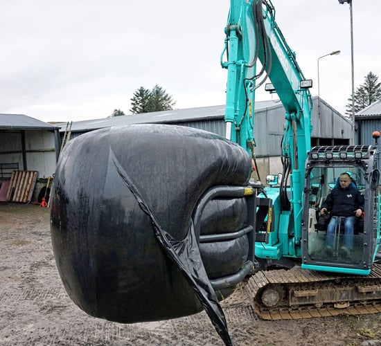 Handling bales with a Donegal digger