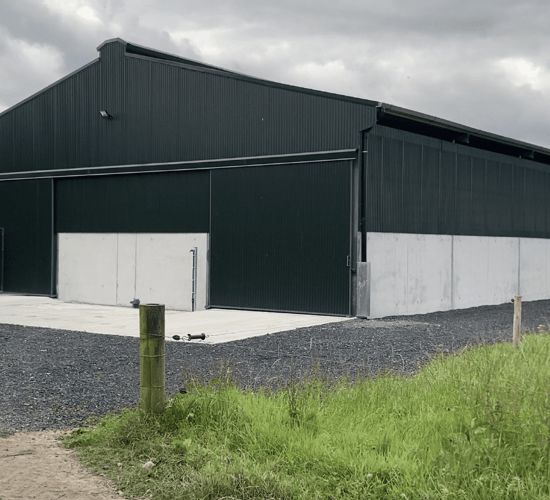 Buildings Focus: 4-bay shed, with handling unit and dungstead for bull-beef system