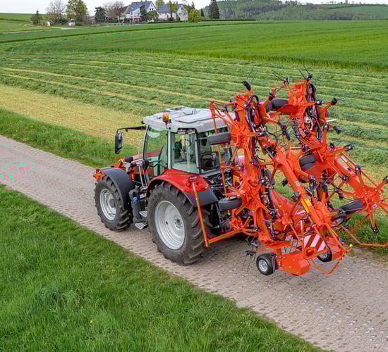 Kuhn's 13m mounted tedder aids stability and access