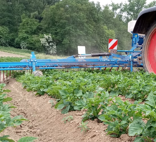 Lemken unveils first weed harrow during French demo