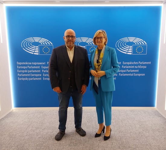 MEP meets commissioner as part of 'right to cash' campaign