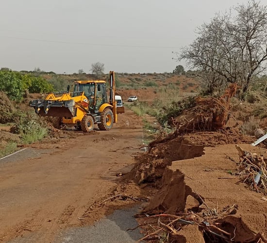 Spanish farmers helping authorities to clear flash flood damage