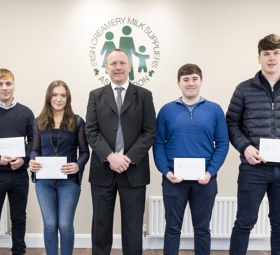 ICMSA presents farming students with John Feely cheques