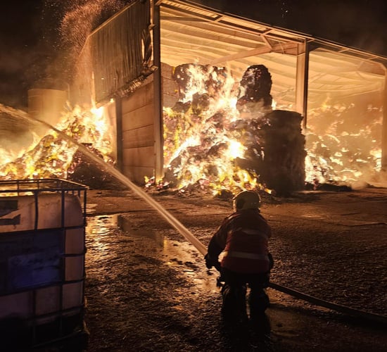 UK: More than 30 firefighters battle blaze involving 300t of straw