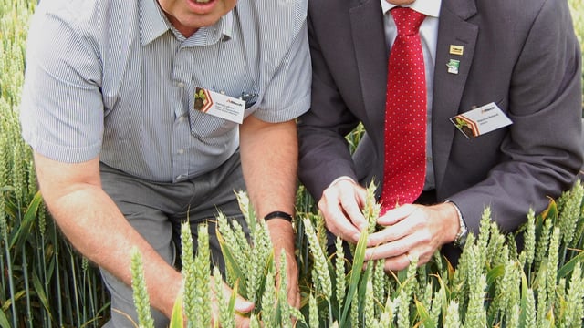 Alltech hosts tour of new Crops Research Division