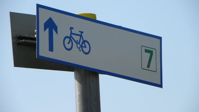Farmers could be fined €80 for driving too close to cyclists