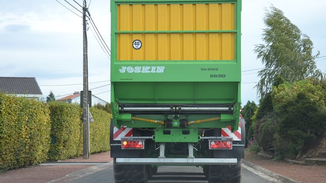 Do farmers have to pull over to let traffic pass?