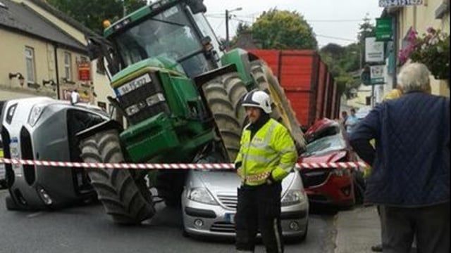 Tractor crash chaos in Tipperary, no one injured says Gardai