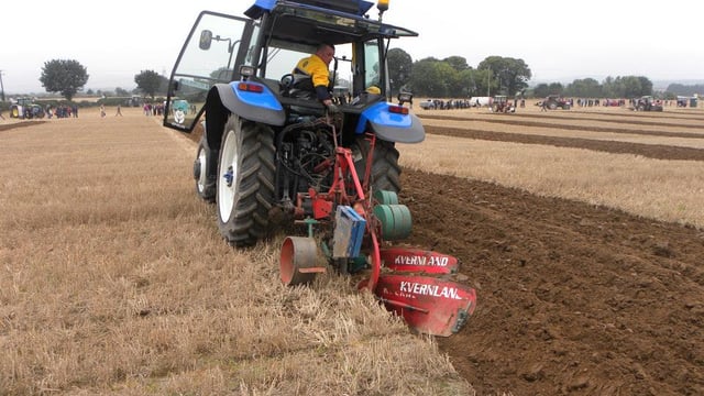 Video: Irish rugby star puts Ryan Tubridy to shame in ploughing contest