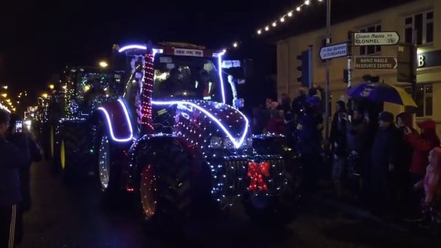 Video: 21 tractors with 39,000 lights drive through a town