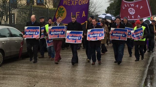 Over 800 farmers protest outside Slaney over 'lack of competition' in beef industry