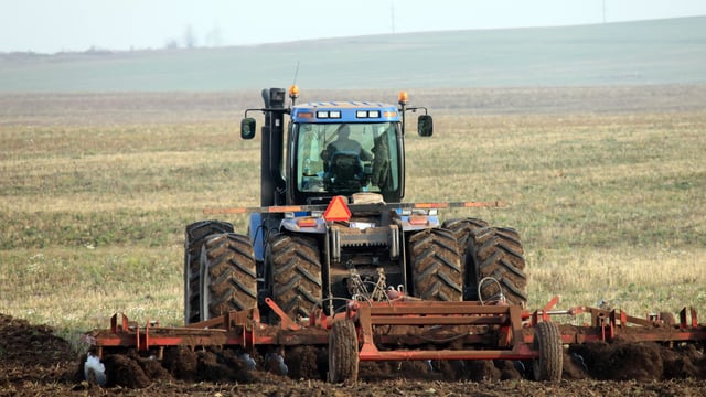 Want to work abroad? Canada is short 59,000 agricultural workers!