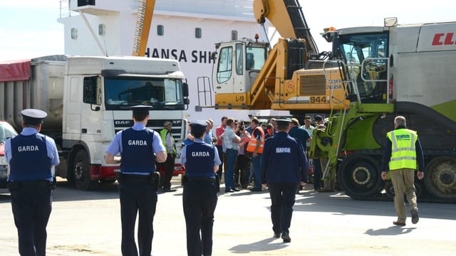 Angry tillage farmers protest in Drogheda over grain imports