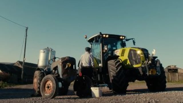 Video: Who wins the race between a new Claas tractor vs a 1960s Fordson Dexta?