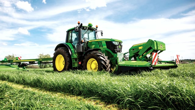 John Deere and New Holland had the most number of tractors licensed in 2016