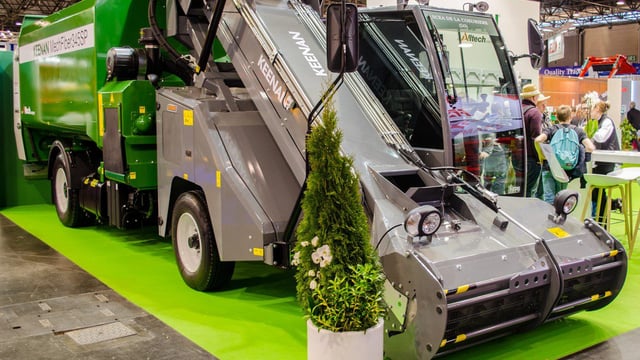 Self-propelled diet feeder 'loads' up for the 'Ploughing'