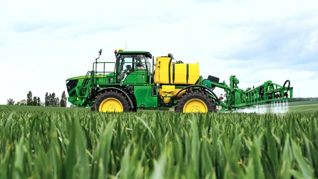 1,000 self-propelled and 10,000 trailed sprayers from Deere's Dutch factory