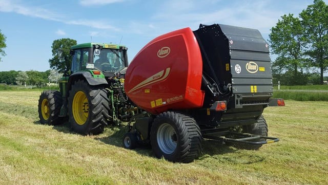 Weaving about to fill the chamber; Why not let the baler 'weave' for you?
