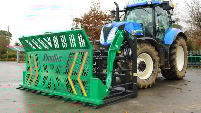Tackling the silage: Tip and 'flick' or use this push-off fork?