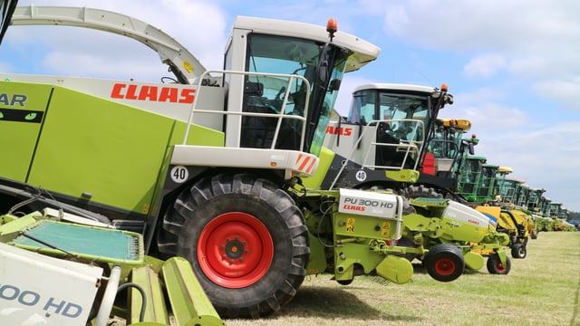 Video: Watch 104 silage harvesters in action - in one field