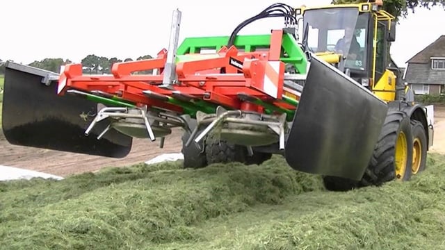 Another way to push up silage: Is it a haybob or a buck-rake?