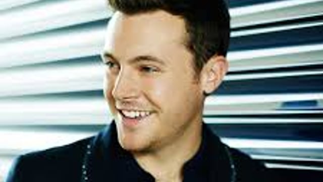 Tractor drivers rock up to rescue Nathan Carter