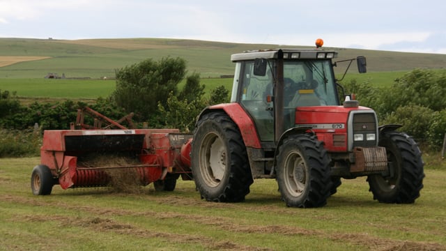 Video: Multiple motorists avoid crashing into tractor and baler combo
