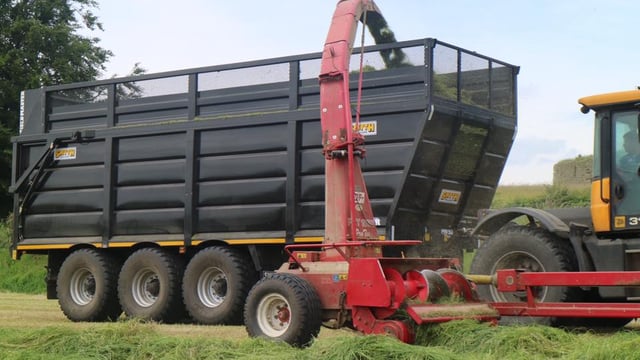 New high-capacity Smyth trailer employs 'forced' steering system
