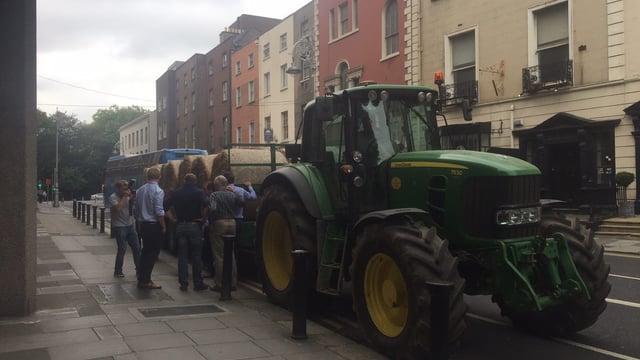 Video: Bales of straw arrive at department HQ as IFA protest gathers pace