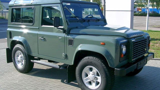 Video: Thieves continue to target Land Rover Defenders