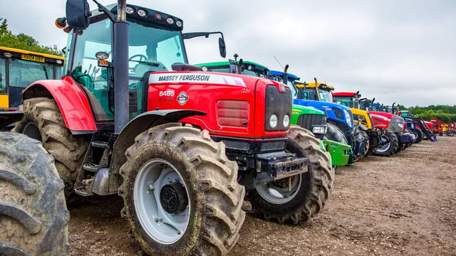 Auction report: Pics and prices from ‘monster’ Cambridge tractor sale