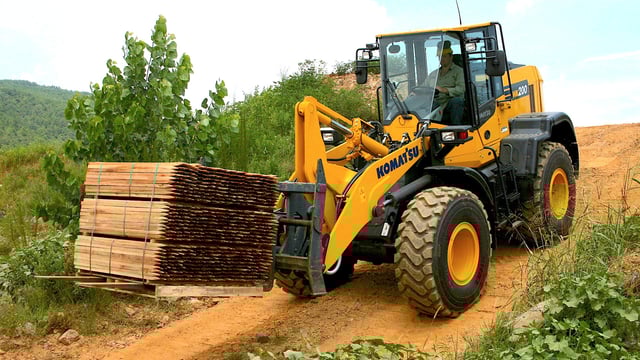 12t loader completes Japanese giant's 'Dash 8' line-up