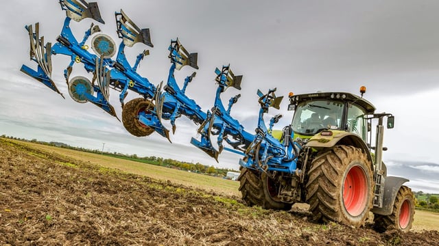 Stay in the comfort of the cab: This Lemken plough sets itself up