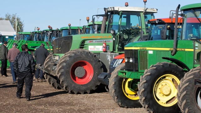 Auction report: Pics and prices of 'green' tractors from Cambridge auction