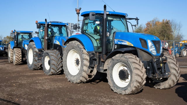 Auction report: ‘Blue’ highlights from huge tractor sale