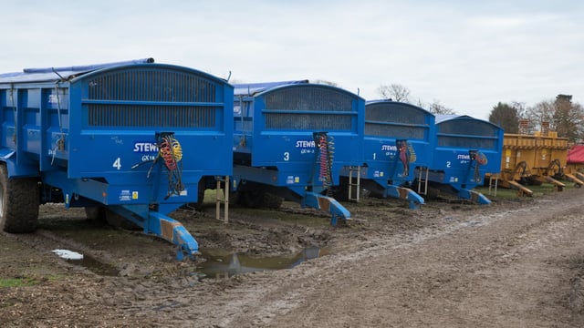 Auction report: Trailers and root-crop equipment plentiful at 'on-site' sale