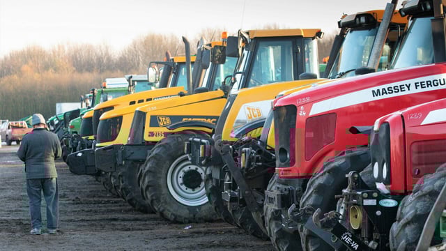 Auction report: Focus on 'reds' and 'yellows' at huge tractor sale