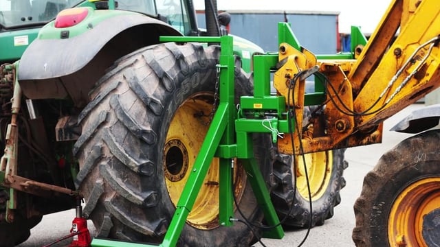 Video: Is this the safest way to change a tractor tyre?